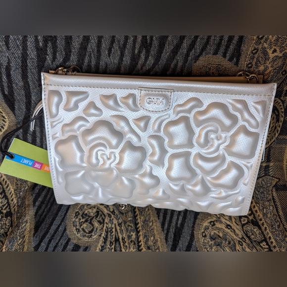 Gum designs with puff gummy designs NWT gold chain strap with dust bag! - Picture 3 of 10